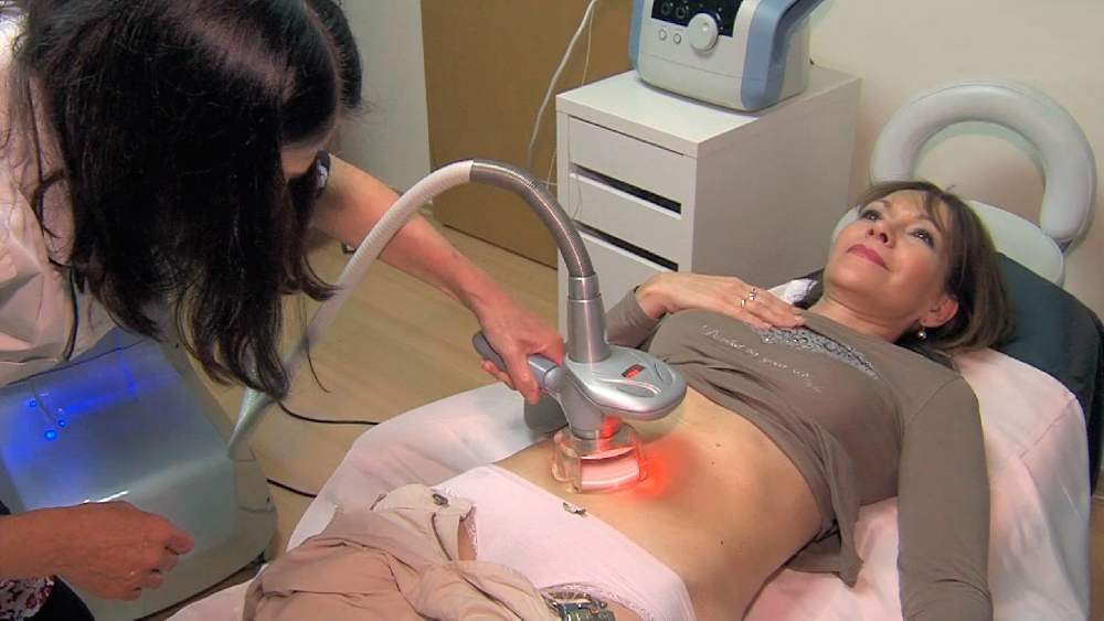 Schauspielerin Michaela Dolinova bei der Lipomassage des Bauches, Fettabsaugung ohne OP im Dana Clinic Prague 9
